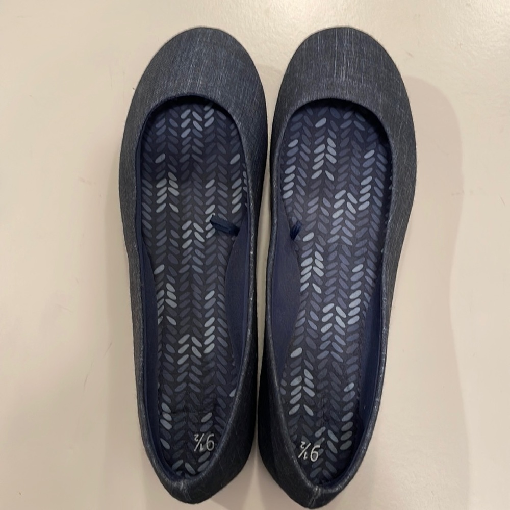 Like new condition Time and Tru size 9.5 navy flats